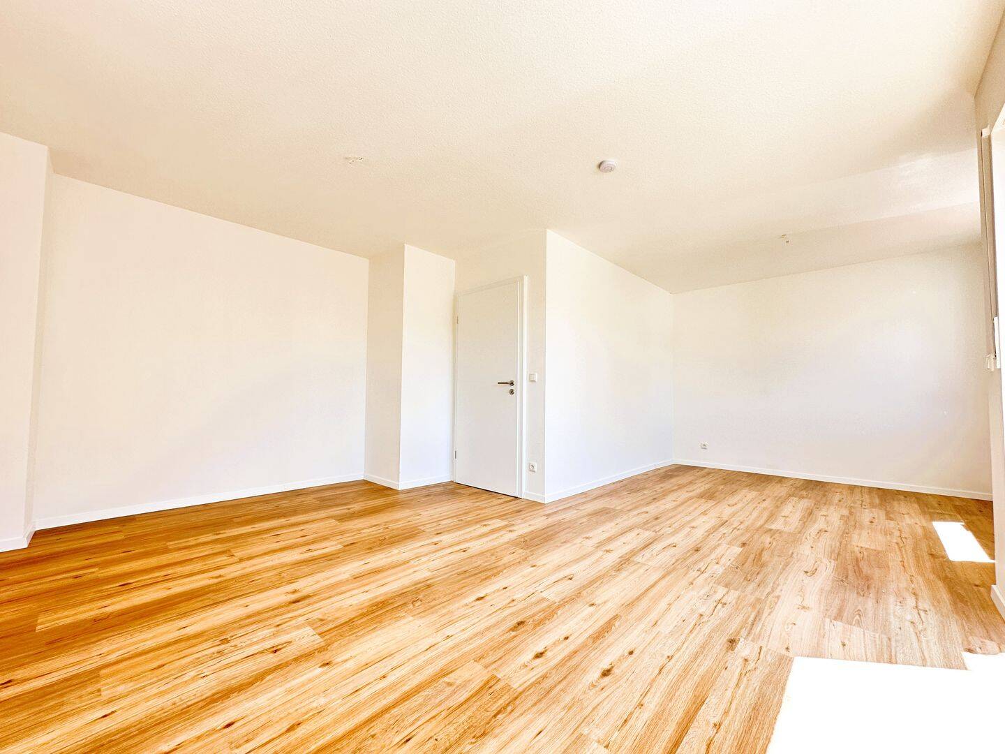 … ZENTRALE LAGE MIT “WEITBLICK” … 2-ZIMMER-WOHNUNG MIT BALKON …, 90478 Nürnberg (Dutzendteich Gleißhammer Glockenhof Sankt Peter Zerzabelshof)