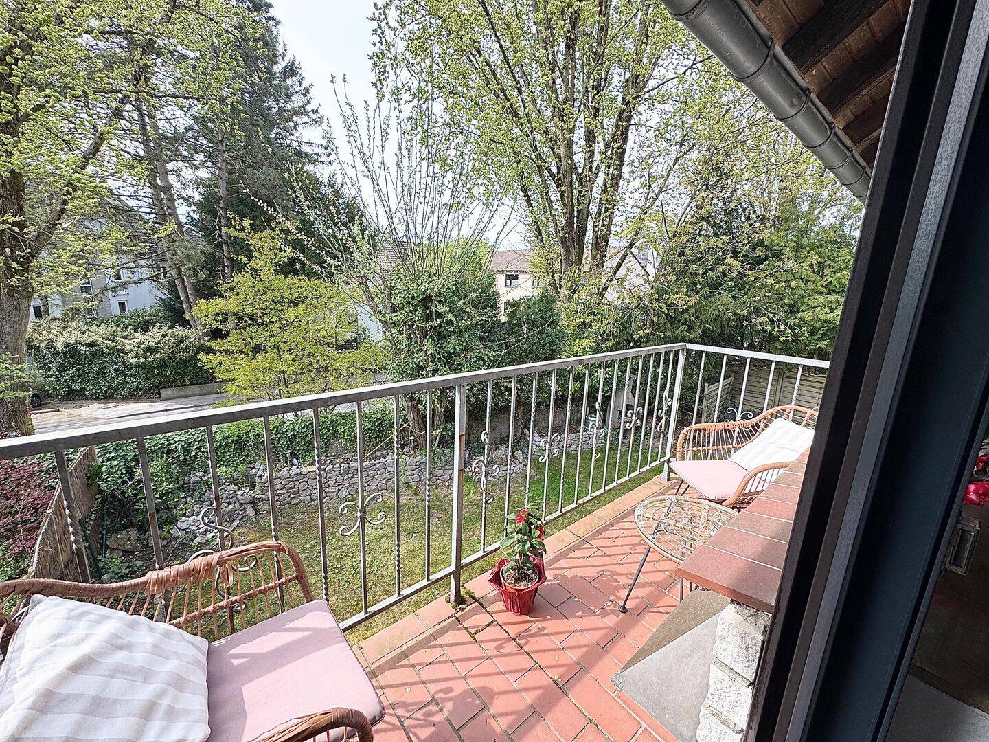 Ruhig wohnen, Sonne genießen: Stilvolle Wohnung mit Balkon in Bestlage von Metzkausen, 40822 Mettmann