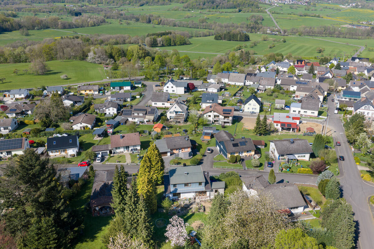 Freistehendes Einfamilienhaus mit ELW und großem Grundstück!, 56457 Halbs