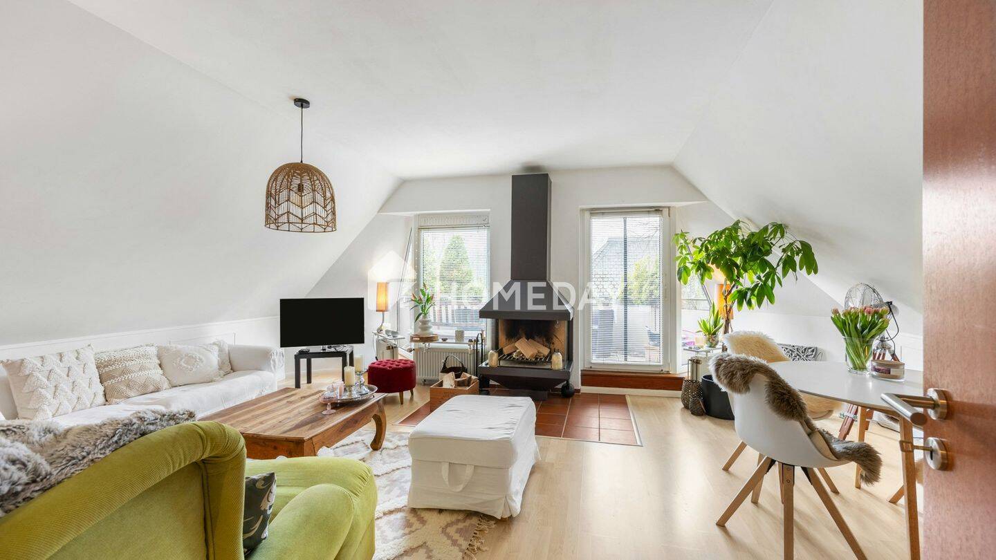 Bezugsfrei ab Oktober : 2-Zimmer-Dachgeschosswohnung mit Südwest-Balkon und TG-Stellplatz, 22175 Hamburg (Wandsbek Bramfeld)