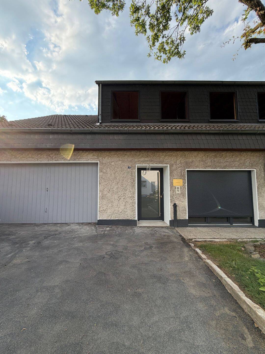 Exklusive 3-Zimmer-Maisonette / Dachgeschoss Loft Wohnung mit kleinem Garten, Doppelgarage & eigener Einfahrt in Köln-Höhenhaus, 51061 Köln (Mülheim Dünnwald Flittard Höhenhaus Stammheim)