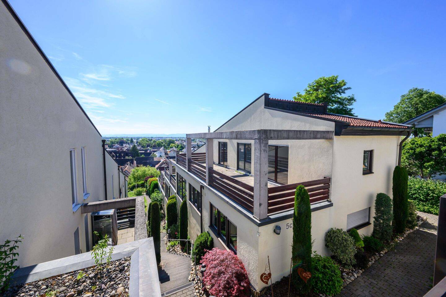 Panoramablick inklusive: Großzügiges Zuhause mit Hauscharakter und drei Terrassen, 79336 Herbolzheim