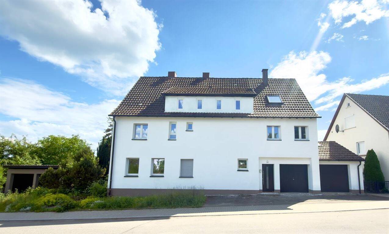 Modernisiertes Mehrfamilienhaus mit 3 Wohneinheiten, 4 Garagen, 72475 Bitz