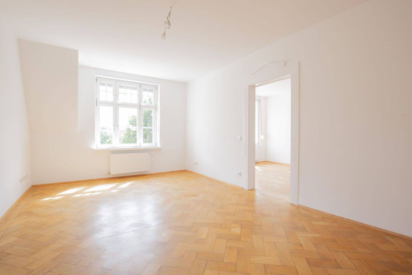 AIGNER – Helles 3 Zimmer Altbaujuwel mit Einbauküche am Hohenzollernplatz