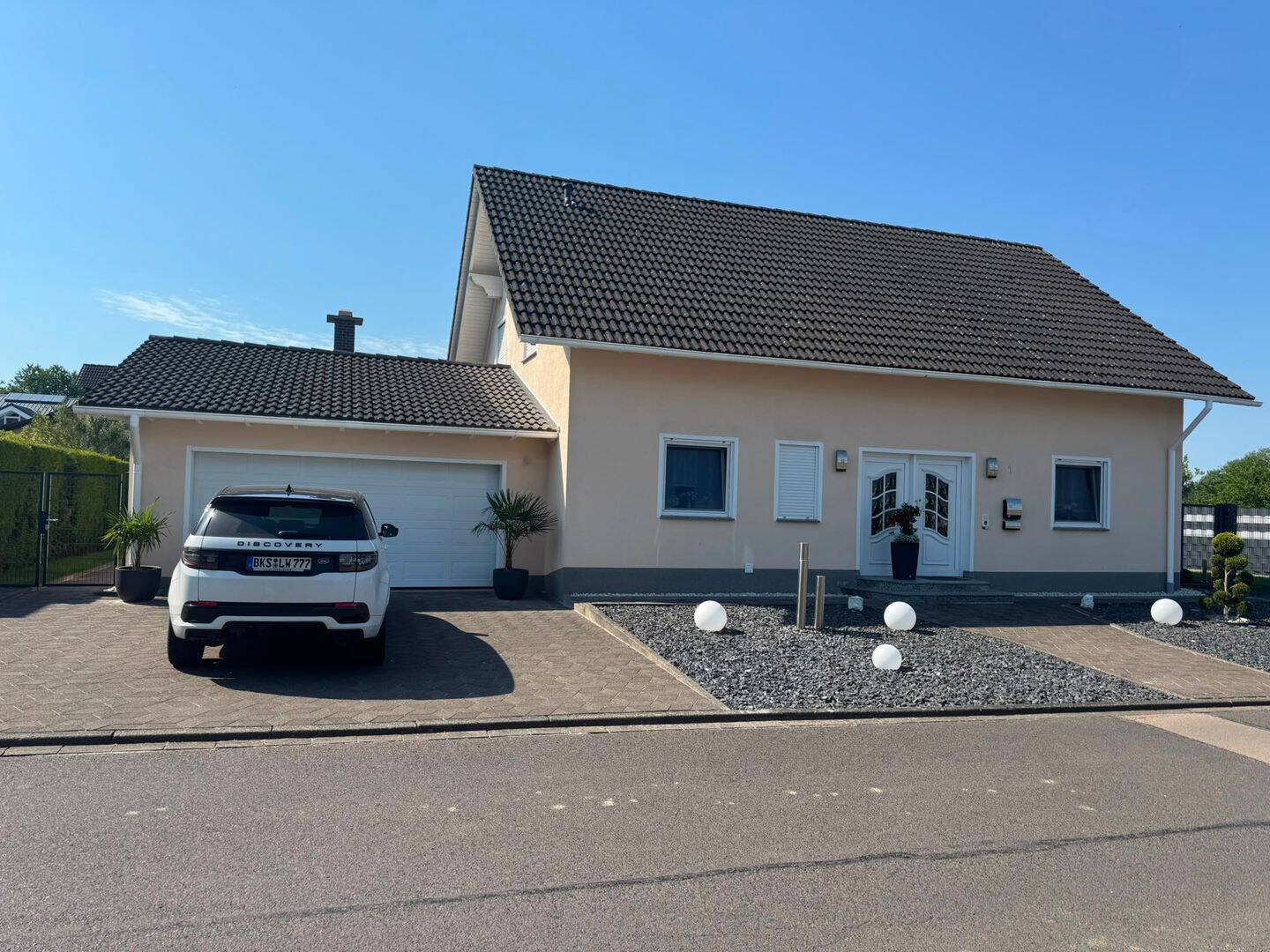 Dieses charmante Einfamilienhaus aus dem Baujahr 2001 überzeugt mit einem großzügigen Platzangebot und einem liebevoll angelegten Grundstück., 54662 Herforst