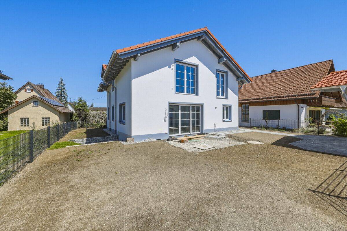 Großzügige Erdgeschosswohnung mit Garten in Raisting, 82399 Raisting