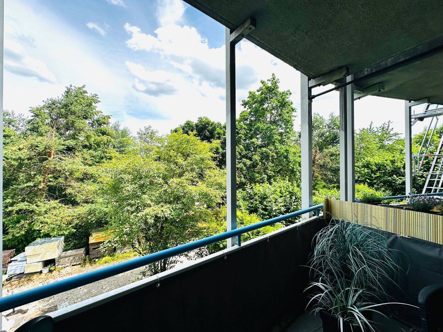 Balkonblick ins Grüne: 2-Zimmer-Wohnung in Erlangen, 91056 Erlangen