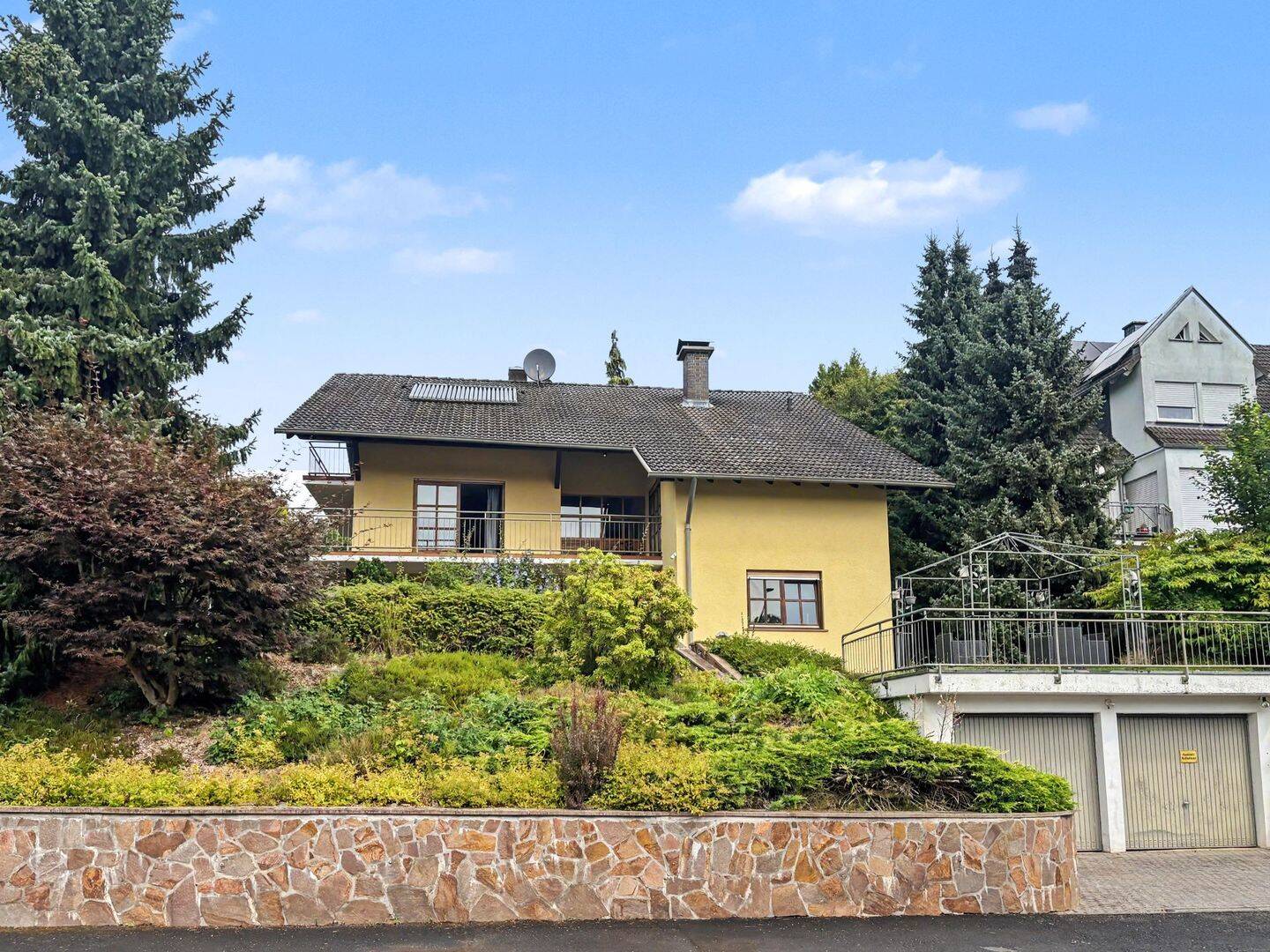 Vermietetes Einfamilienhaus mit Einliegerwohnung in begehrter Hanglage von Mömbris, 63776 Mömbris