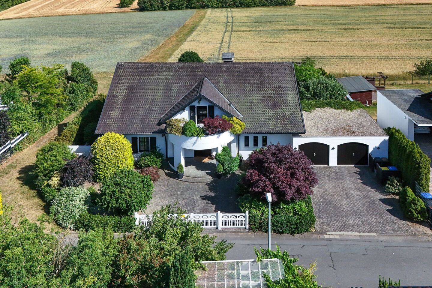 Liebhaberimmobilie in begehrter Feldrandlage mit unverbaubarem Blick, schönem Garten und viel Charme, 61250 Usingen