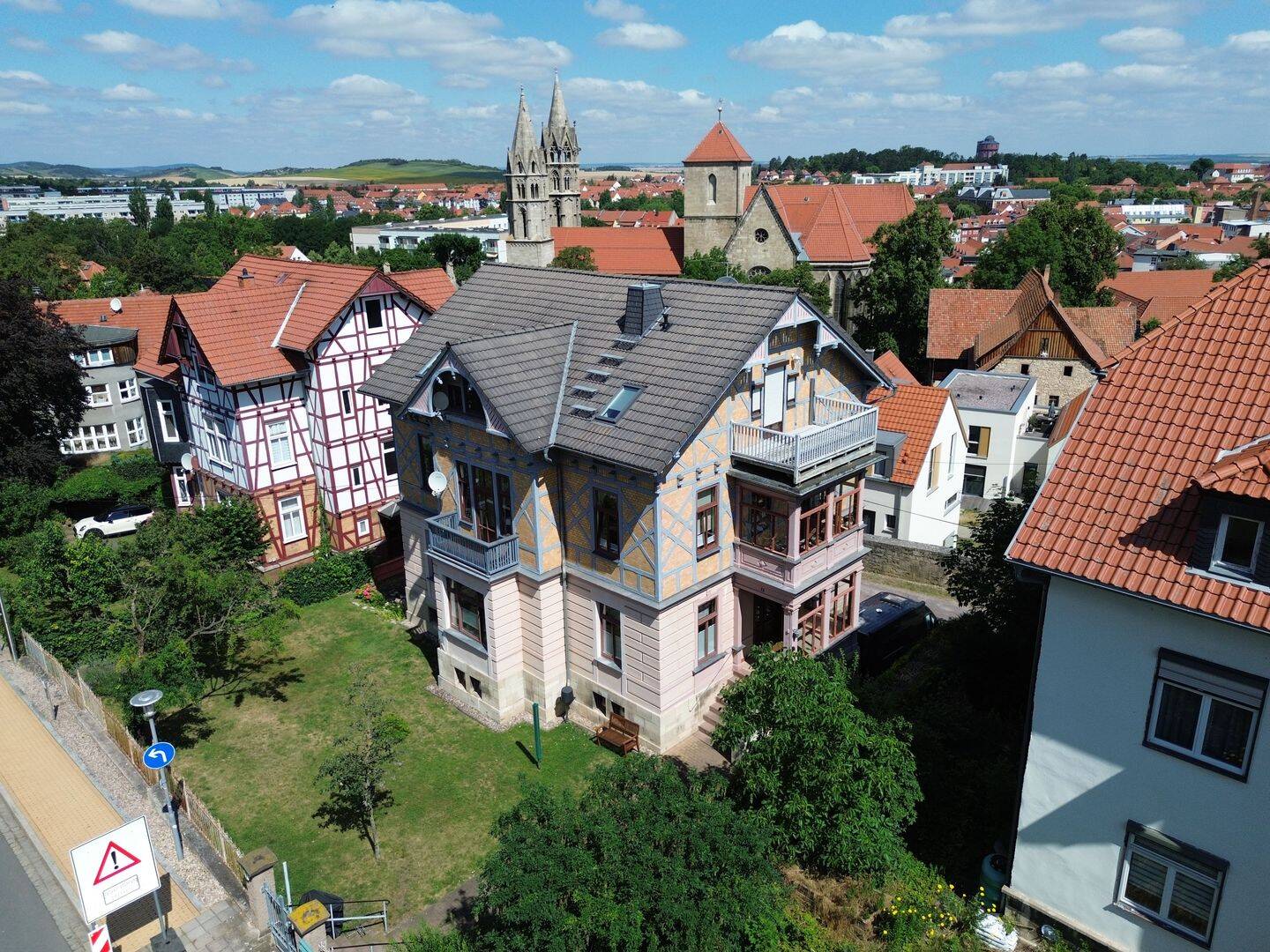 Wohnen in Arnstadts Bestlage – Großzügige Eigentumswohnung mit Balkon, Stellplatz und malerischem Blick auf die Liebfrauenkirche, 99310 Alkersleben