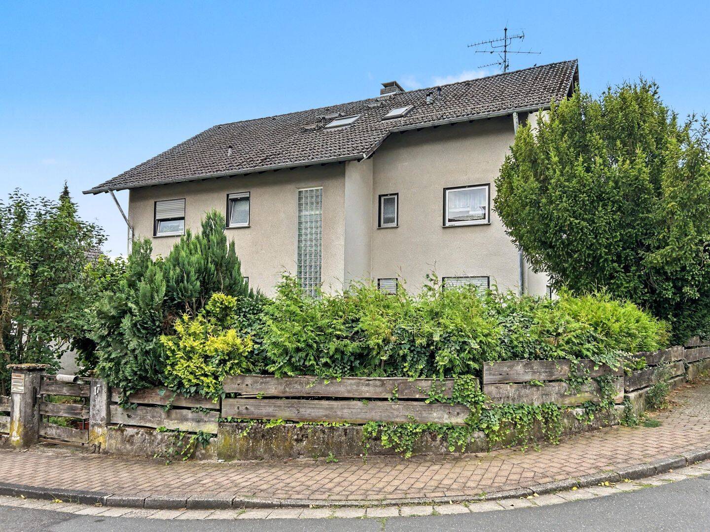 Teilvermietetes Mehrfamilienhaus mit Potenzial und drei Parteien in Wachenbuchen – Maintal, 63477 Maintal