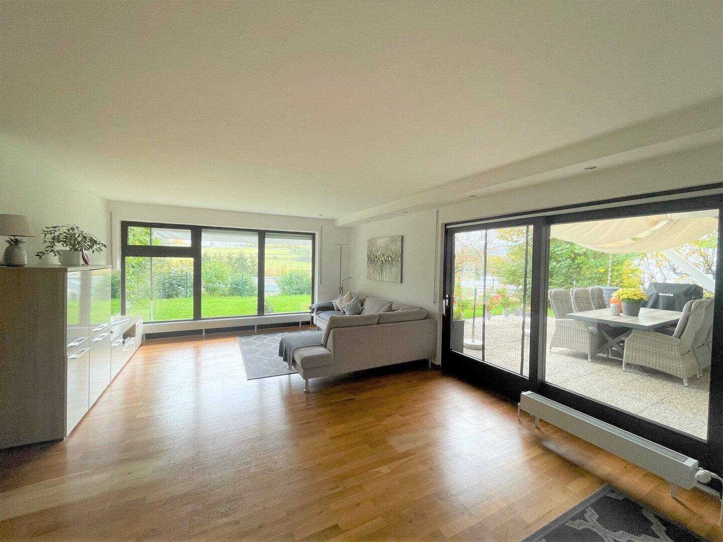 Nun sofort Nutzbar! 5 1/2 Zimmerwohnung inkl. Terrasse & Garten sowie TG Stellplatz in guter Lage, 73431 Aalen