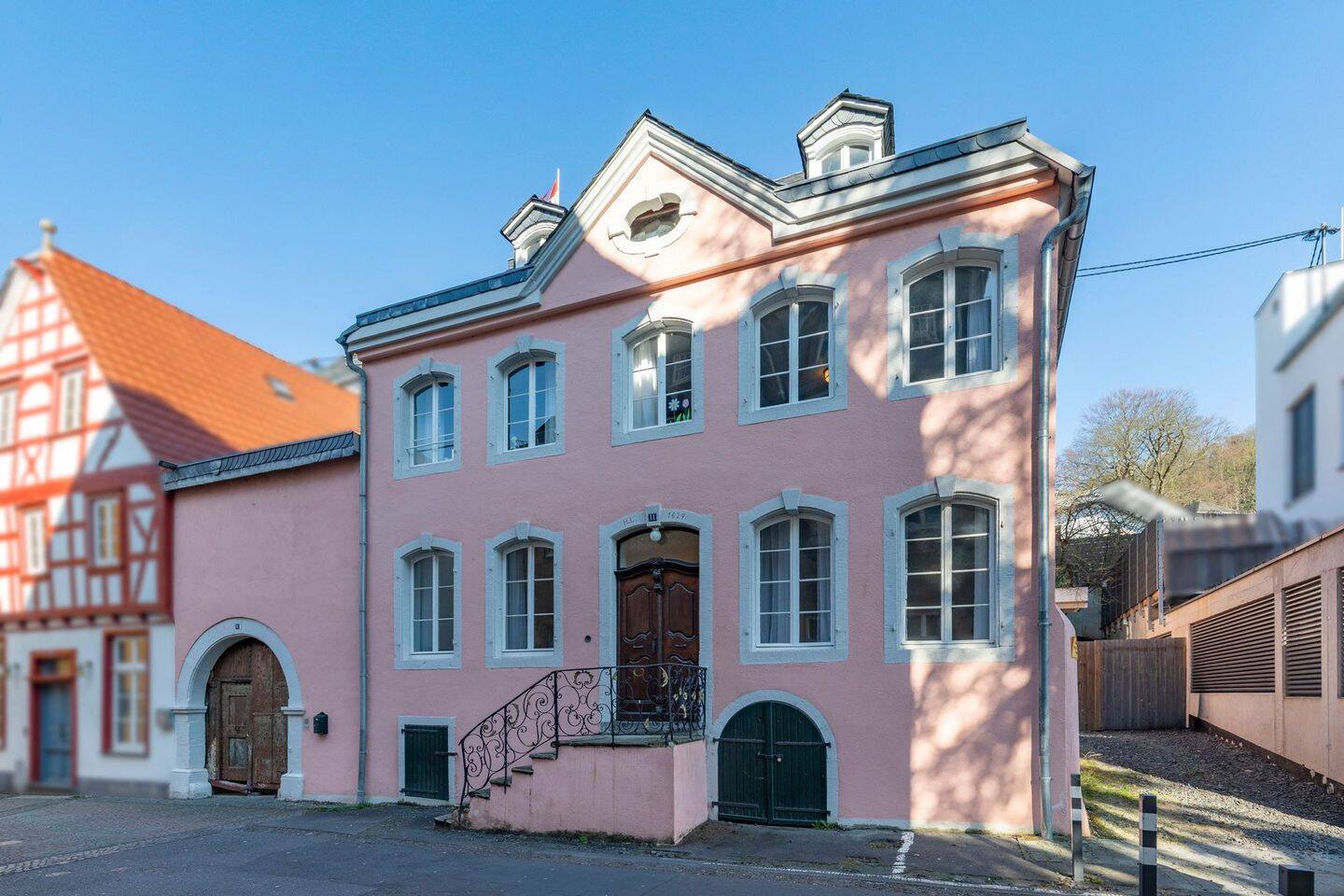 Engel & Völkers: Historisches Stadthaus in bester Altstadtlage – Wohnen, Arbeiten und Investieren mit Charakter, 53545 Linz am Rhein