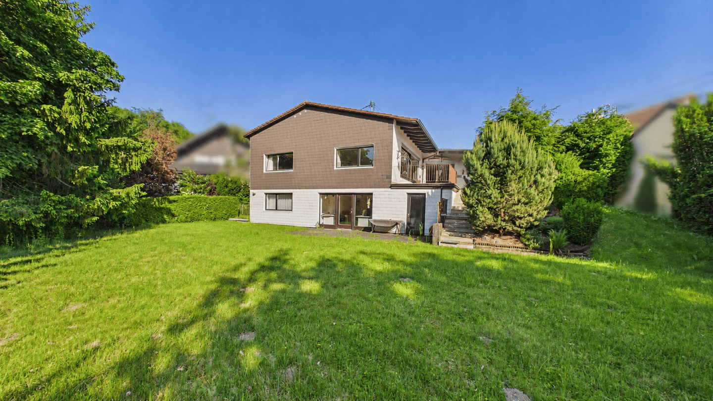 Wohnen mit Weitblick: Großzügiges Einfamilienhaus in grüner Hanglage!, 86356 Neusäß