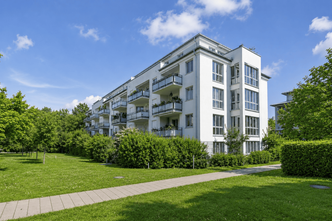 Lichtdurchflutete 3-Zimmer-Wohnung mit Balkon und Tiefgaragenstellplatz, 81927 München (Bogenhausen)
