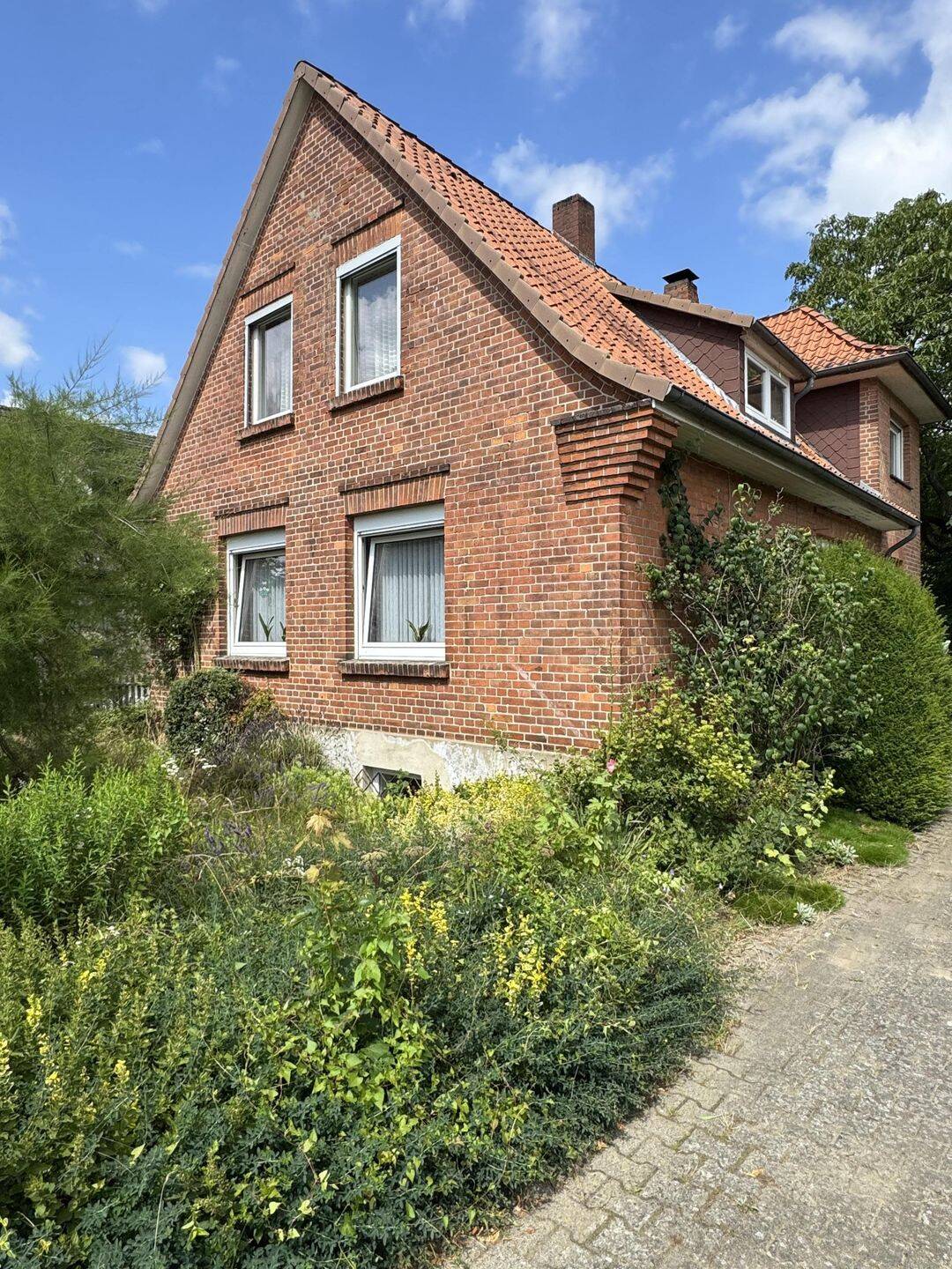 Ebstorf: Solides Wohnhaus in ruhiger Lage mit großzügigem Grundstück, 29574 Ebstorf