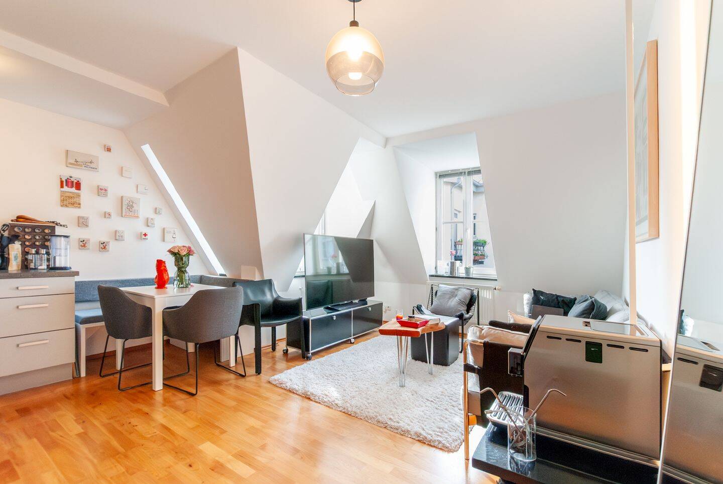 AIGNER – Zentral wohnen am Goetheplatz: 2-Zimmer-Wohnung im Hintergebäude eines sanierten Altbaus