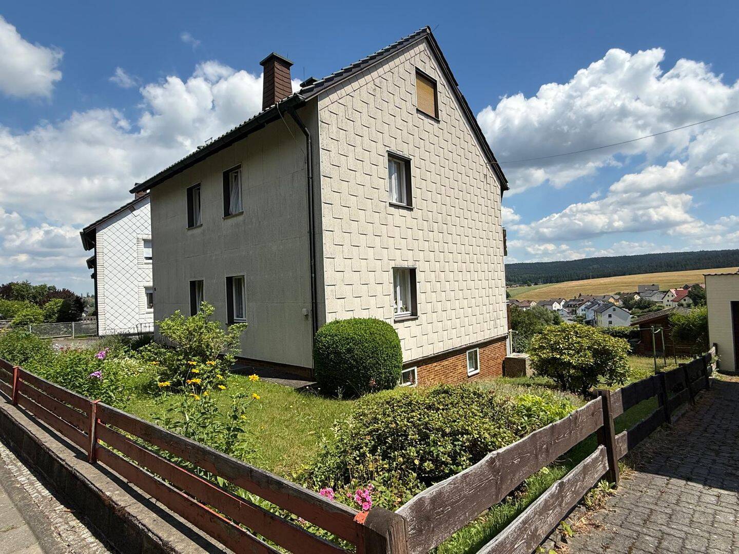 Charmantes EFH in sonniger Südhanglage mit herrlichem Fernblick – ca. 119 m² WFL – Garage – Gartenhütte – Partyhütte, 95179 Geroldsgrün