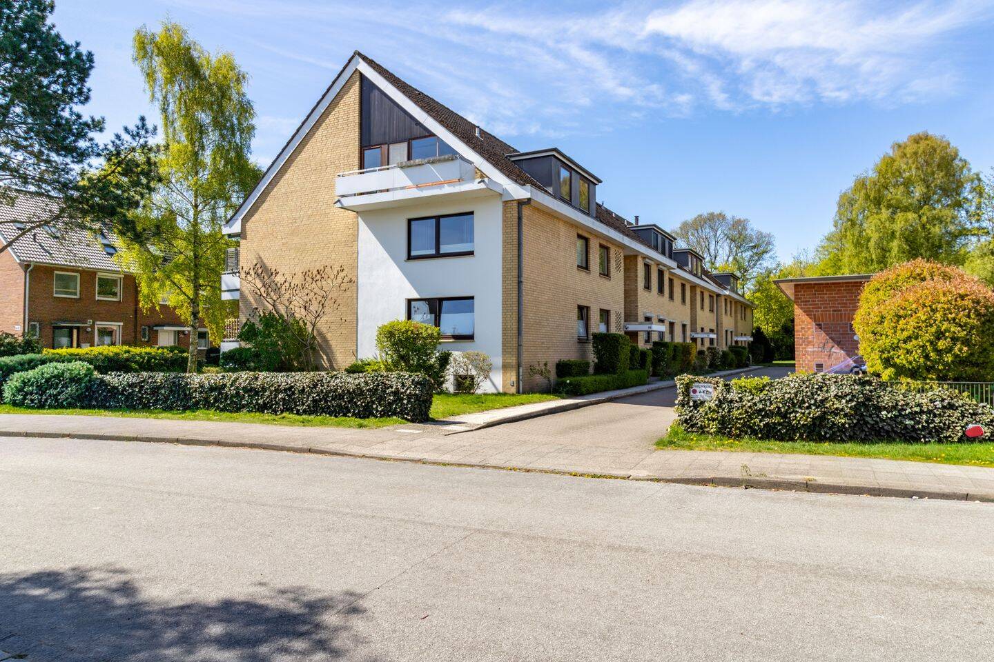Ruhige Dachgeschosswohnung mit zwei Balkonen und viel Privatsphäre, 23562 Lübeck (Sankt Jürgen)