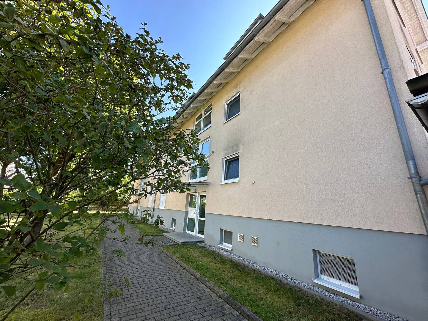 Balkon am Wohnzimmer – Bad mit Fenster – Außenrollläden – frei ab dem 1.8., 9557 Flöha