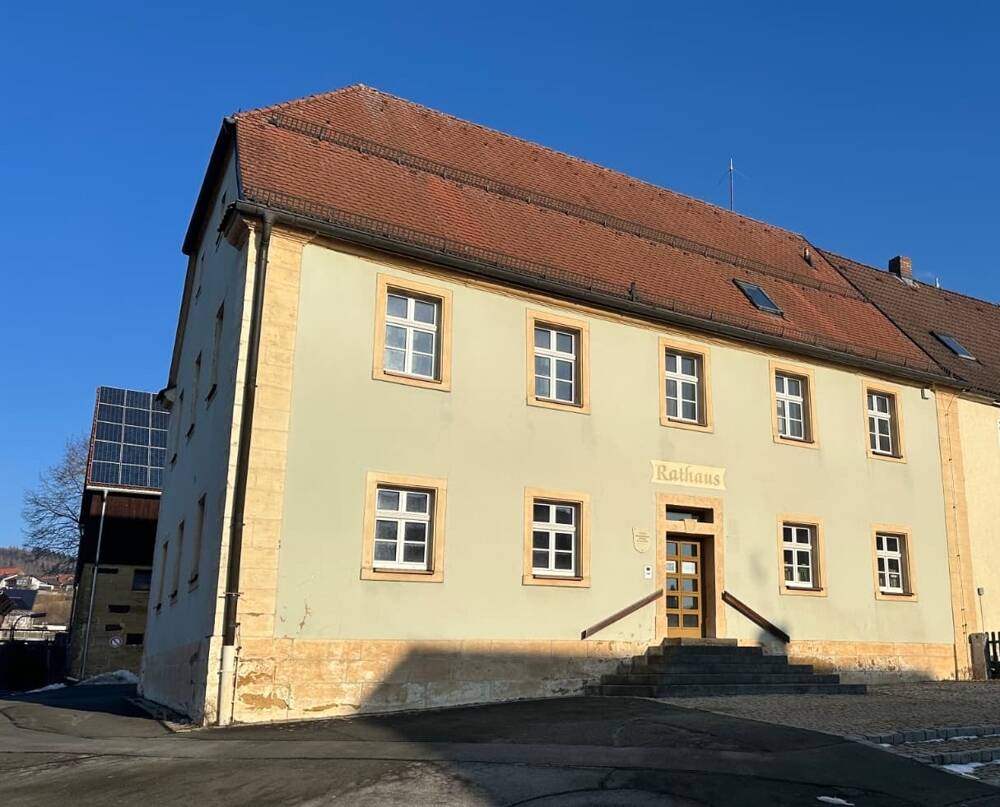 Ehemaliges Rathaus mit 490 qm Nutzfläche & PV-Scheune – vielseitiges Entwicklungsobjekt, 95491 Ahorntal