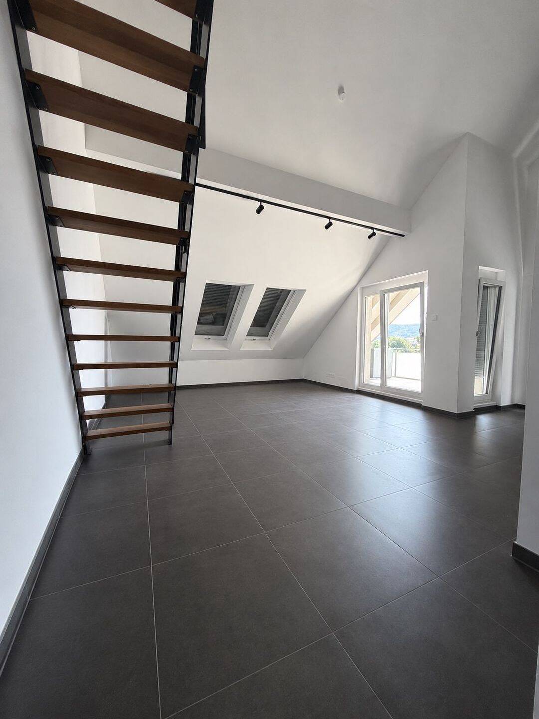 Moderne Wohnung mit Dachloggia & 2 PKW Außenstellplätzen in Schöllkrippen, 63825 Schöllkrippen