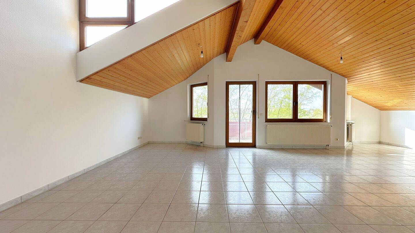 Großzügiges Wohnen unterm Dach: 3 Zimmer, Balkon, Garage und viel Licht, 74336 Brackenheim