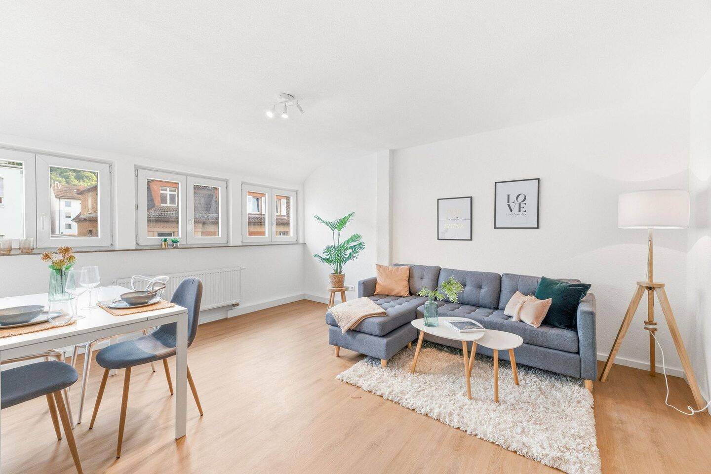Frisch renovierte Dachgeschosswohnung mit Weitblick über Stuttgart – Lehenviertel, provisionsfrei, 70180 Stuttgart (Mitte Süd)
