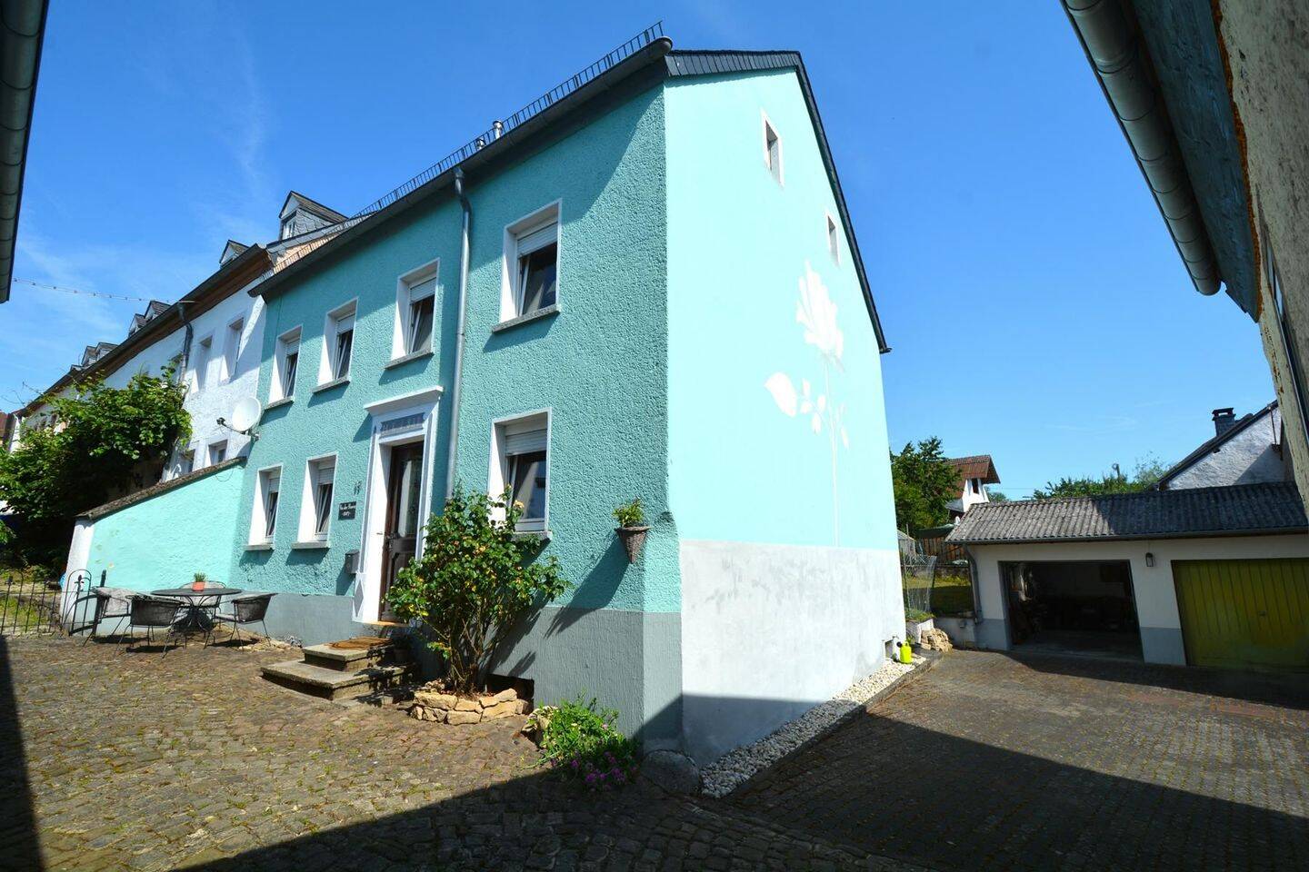 Einseitig angebautes Wohnhaus mit Garten, Doppelgarage und Stall in Gindorf, 54657 Gindorf