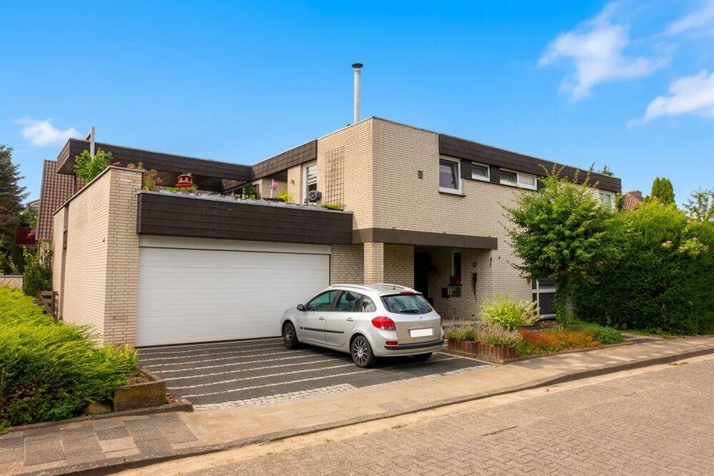 Hoya: Attraktives Dreifamilienhaus mit Penthousewohnung und Dachterrasse, 27318 Hoya