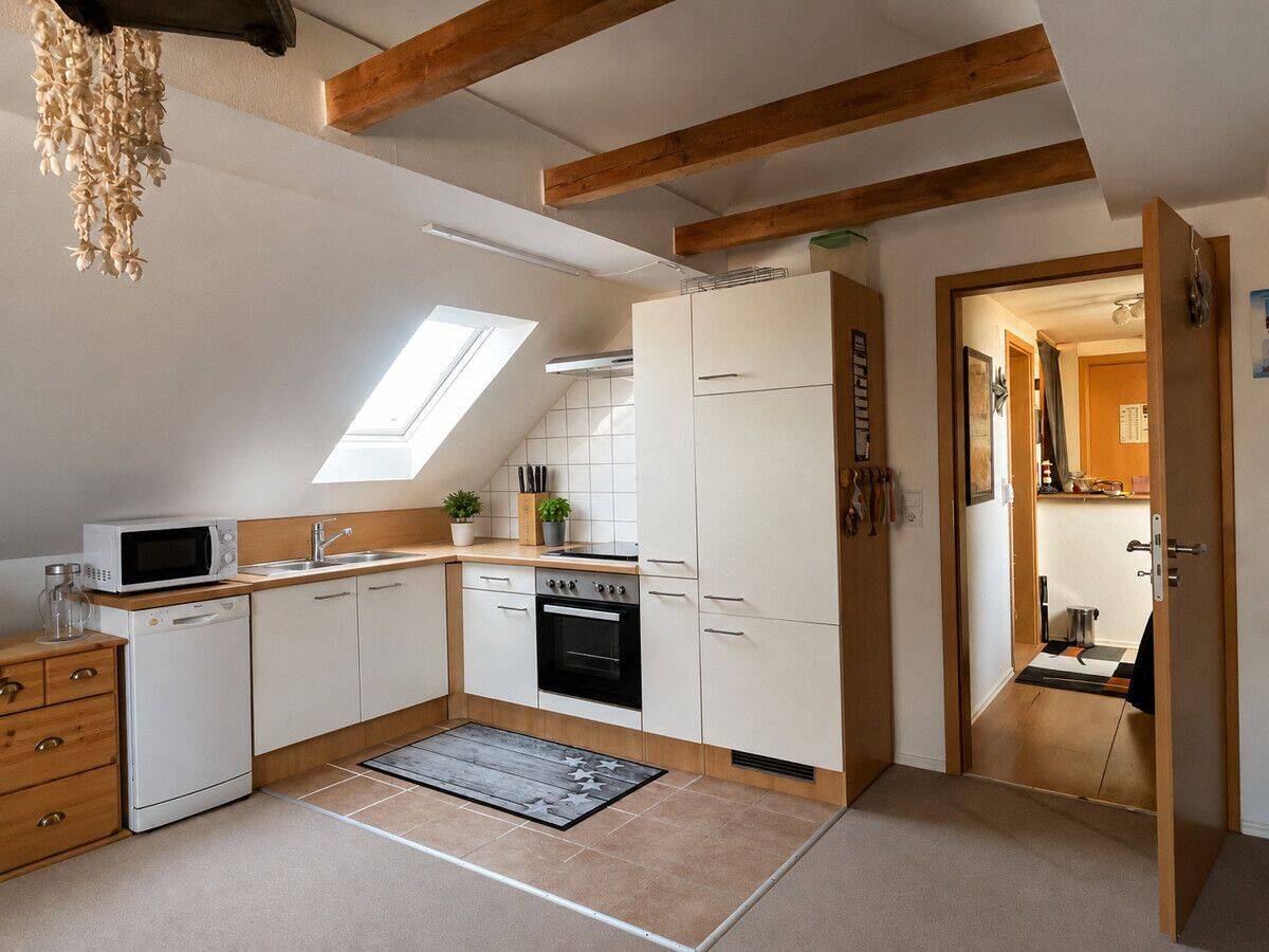 Dachgeschosswohnung mit EBK und PKW-Stellplatz in Feldrandlage!, 26409 Wittmund