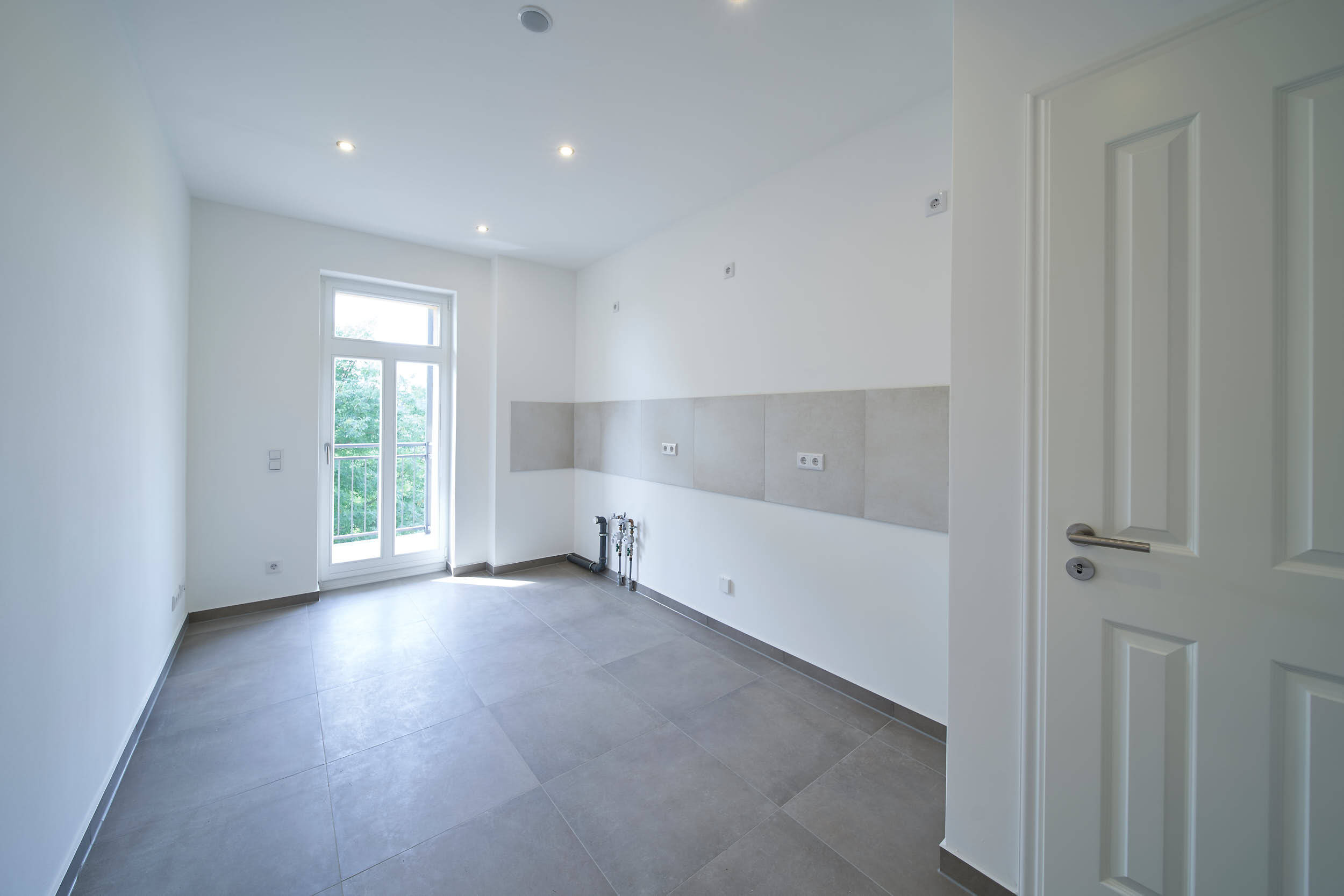 ++ Erstbezug nach hochwertiger Sanierung ++  3-Raum-Familientraum mit Balkon, Wohnküche, Parkettfußboden, hochwertiges Duschbad, Abstellkammer im Flur, 9306 Königsfeld