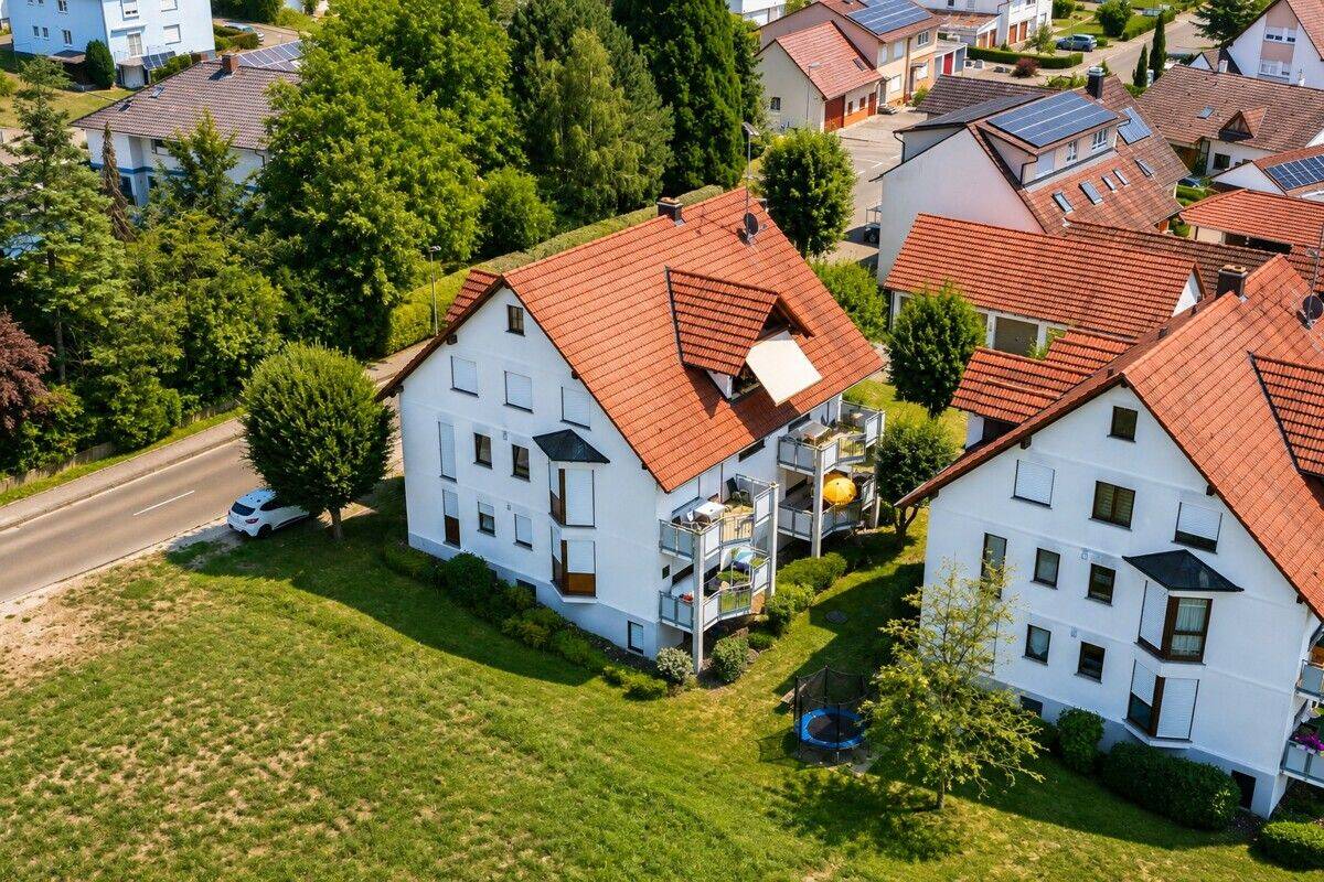 Großzügig. Flexibel. Besonders. Zwei Wohneinheiten mit zwei Balkonen und vier Stellplätzen, 78259 Mühlhausen-Ehingen