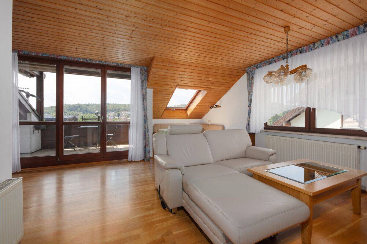 Gepflegte 3-Zimmer-Dachgeschosswohnung mit Balkon und Garage im OT Königsbach!, 75203 Königsbach-Stein