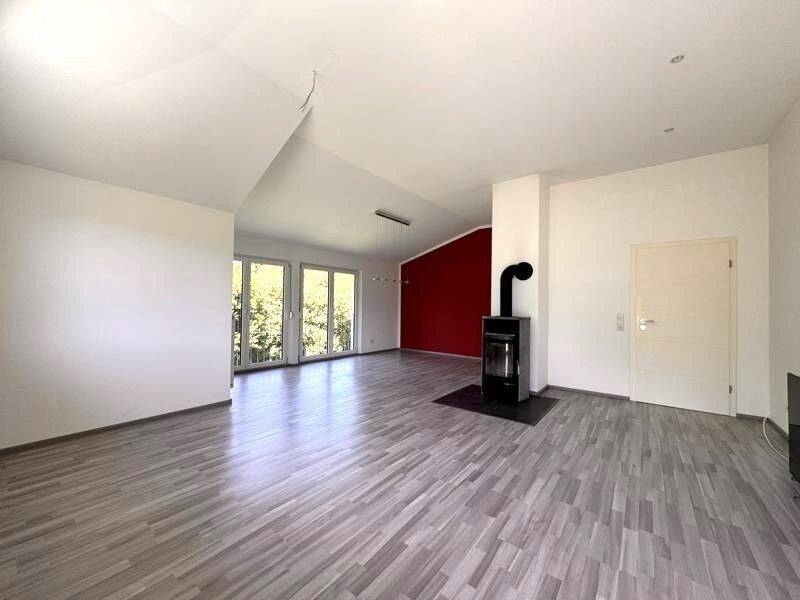 Stilvolle 4-Zimmer-Dachgeschosswohnung mit Balkon, Einbauküche und Garage in 72160 Horb-Nordstetten, 72160 Horb am Neckar