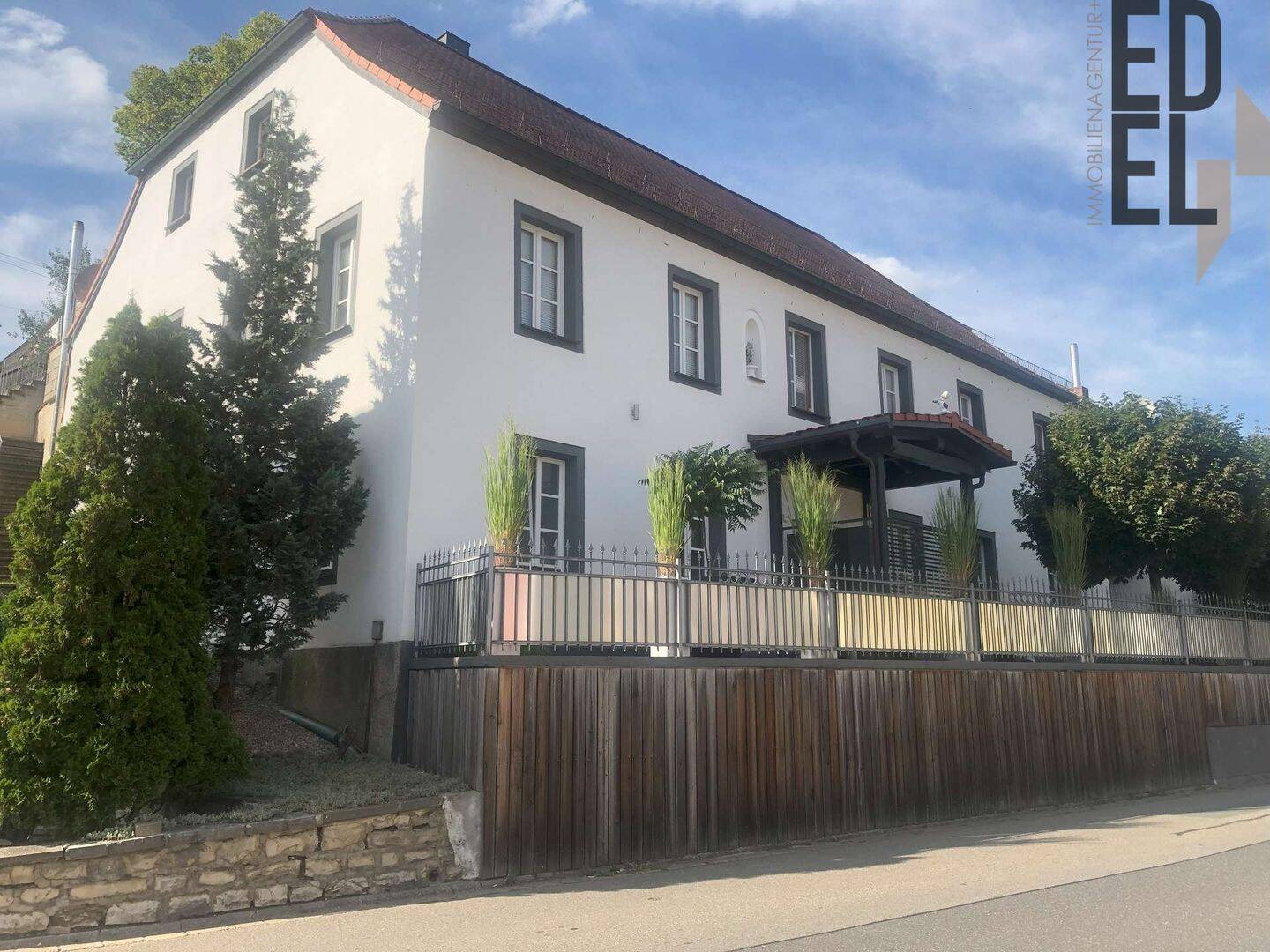 Historisches Denkmalanwesen von 1842 mit 3 Einheiten, Dachgarten, Gewölbekeller & Ausbaureserve, 92277 Hohenburg