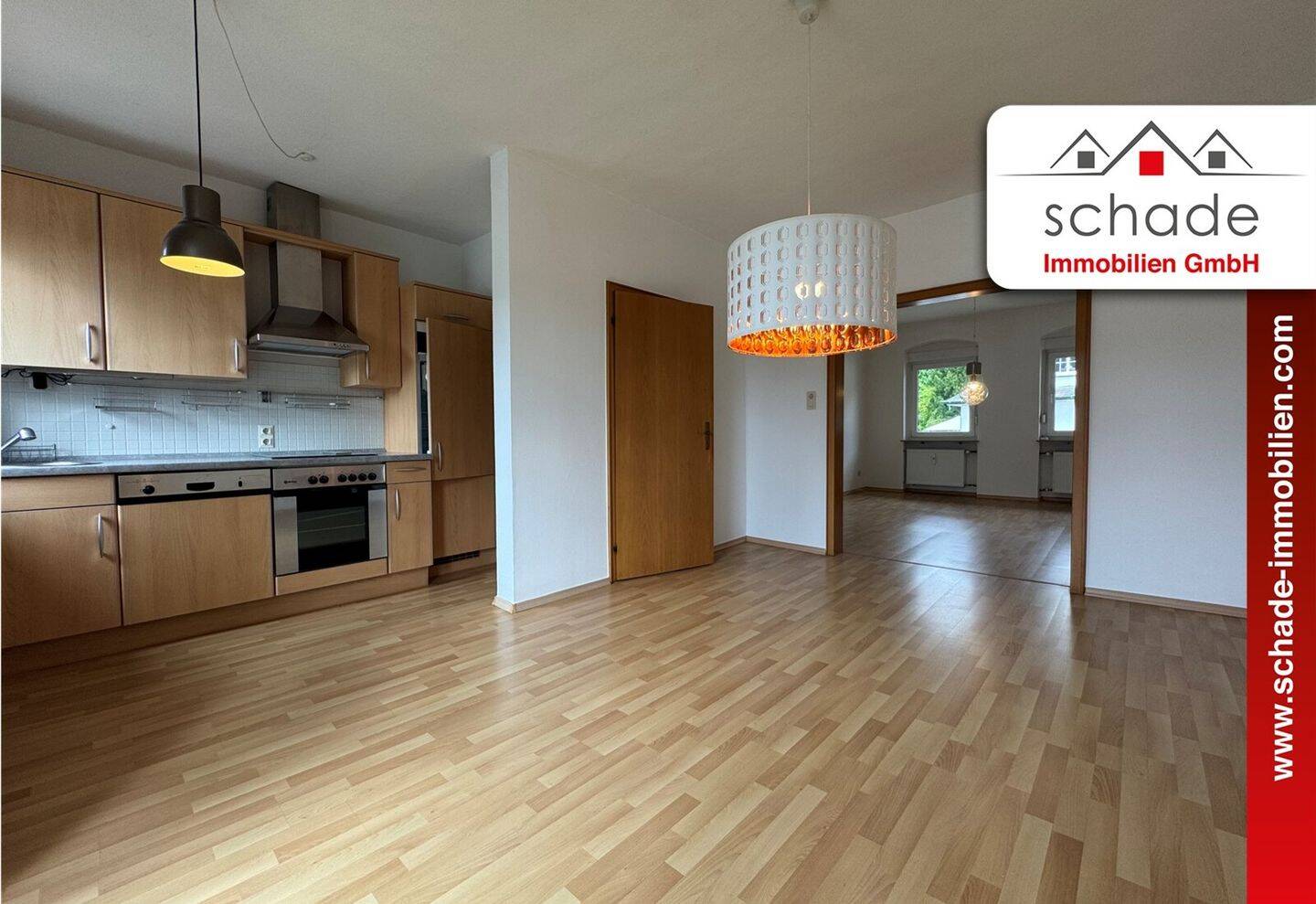 SCHADE IMMOBILIEN – Großzügige 3-Zimmer Wohnung mit Balkon, Stellplatz und Küche in Bahnhofsnähe!, 58840 Plettenberg