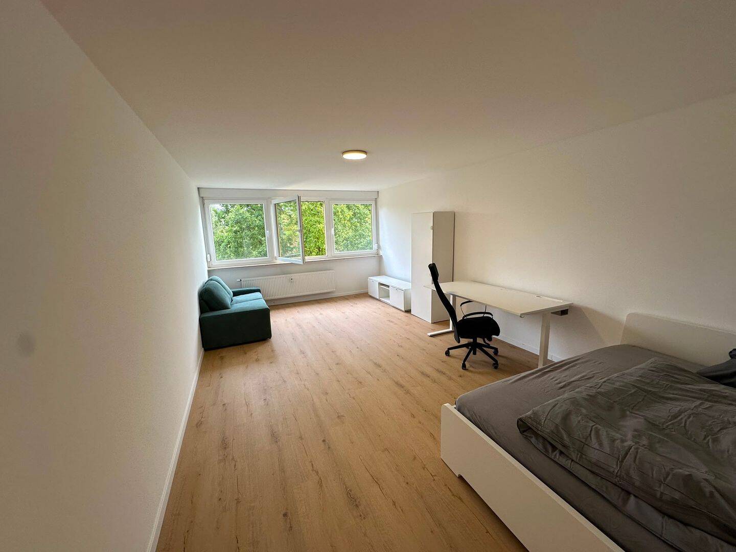 Möbliertes 1-Zimmer-Apartment in Erlangen-Bruck mit Balkon, Aufzug & Stellplatz | Furnished 1-Room Apartment in Erlangen-Bruck with Balcony, Elevator, 91058 Erlangen (Bruck Eltersdorf Erlangen-Süd Sebaldussiedlung Tennenlohe)