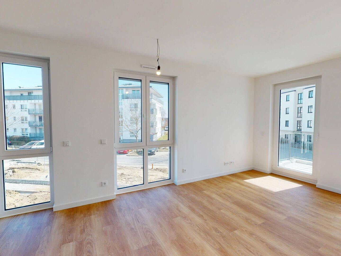 Stilvolle 4-Zimmer-Wohnung mit Balkon und komfortablem Badezimmer mit Dusche und Badewanne!, 14641 Nauen