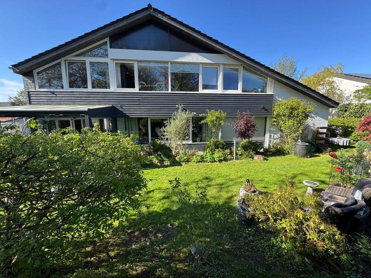 Modernisiertes Wohnhaus mit zusätzlicher Praxiseinheit + Top-Energiepaket (WP + PV + Speicher), 52159 Roetgen