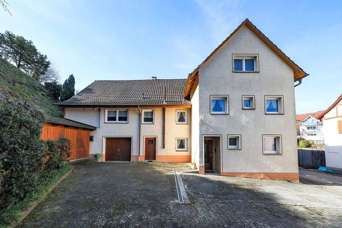 Raum für Ideen: Zweifamilienhaus mit 10 Zimmern in ruhiger Lage nahe Mindelsee, 78315 Radolfzell am Bodensee