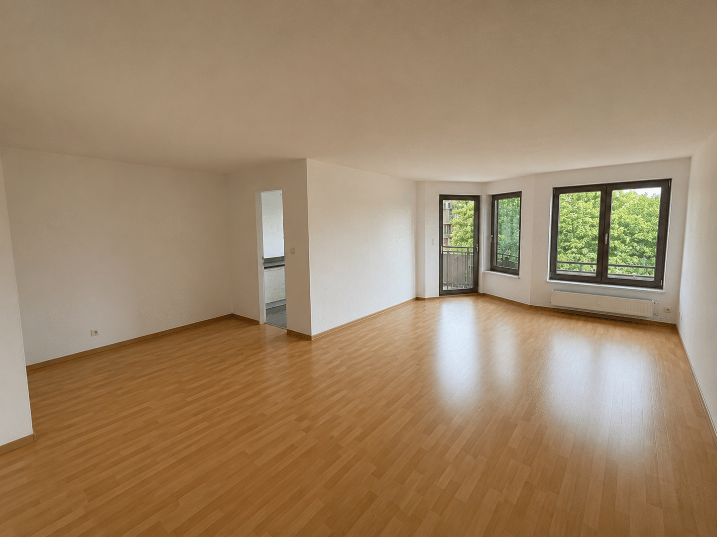 Praktisch geschnittene & lichtdurchflutete 2-Raum-Wohnung mit Balkon, Außenjalousien, Personenaufzug, 4329 Leipzig (Heiterblick Paunsdorf)