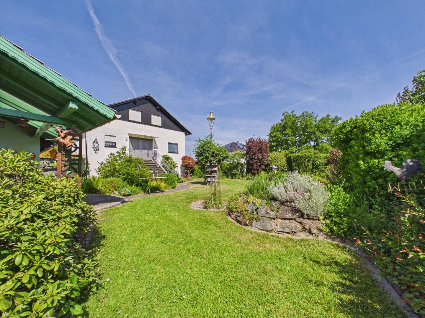 Einfamilienhaus mit Einliegerwohnung und traumhaft angelegtem Garten, 35619 Braunfels