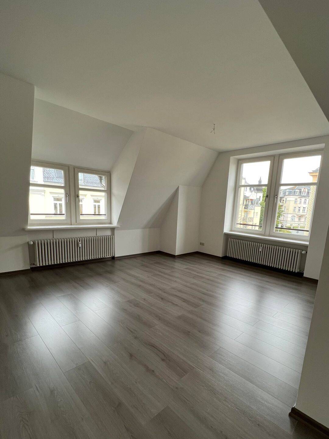 Schöne 3-Raum-Dachgeschosswohnung zum So, 8523 Plauen