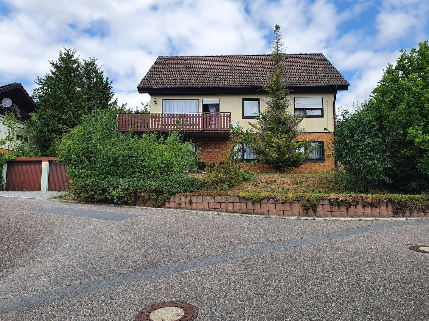 Wohnraum mit Perspektive – Einfamilienhaus mit Einliegerwohnung, Garten und zwei Garagen, 74238 Krautheim