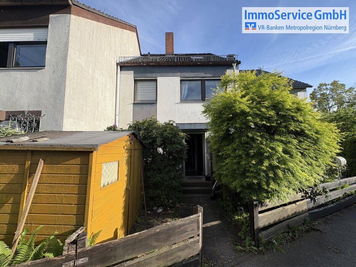 Renovierungsbedürftiges RMH mit ca. 101 m² WF, 4 Zimmern und Einzelgarage in gefragter Wohnlage, 90552 Röthenbach a.d. Pegnitz