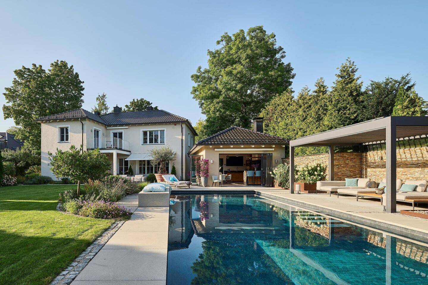 Mediterrane Villa mit separatem Vorderhaus, 82031 Grünwald
