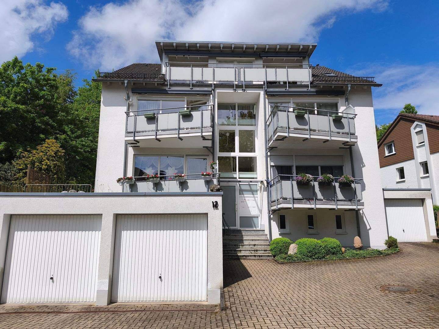 Attraktive und ruhige 4-Zi.-Whg. mit 2 Balkonen und 2 Garagen am Oeneking!, 58509 Lüdenscheid