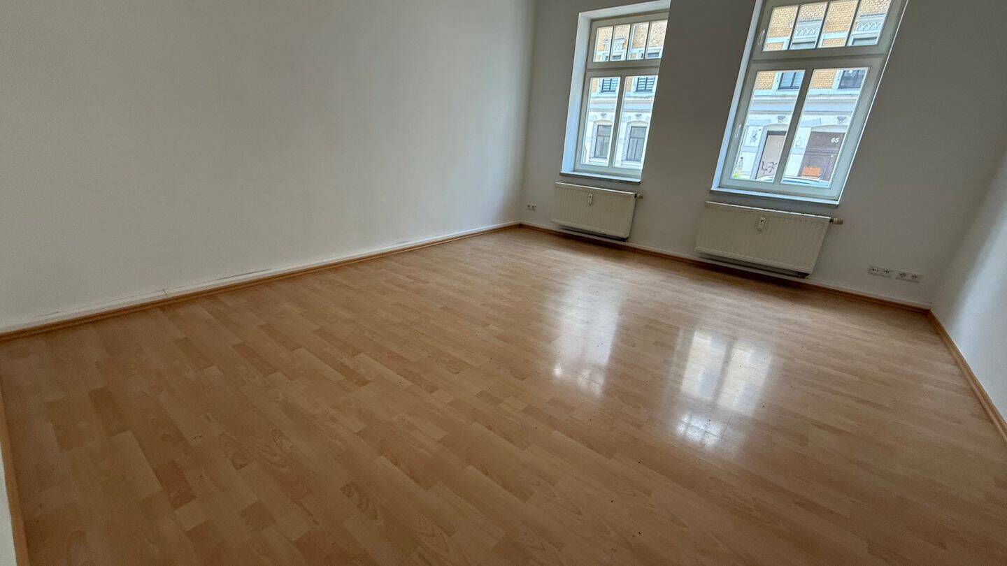 Frei ab sofort ! Küche mit Balkonzugang / Laminat / Bad mit Wanne u.v.m., 9130 Chemnitz (Hilbersdorf Sonnenberg Yorckgebiet Zentrum)