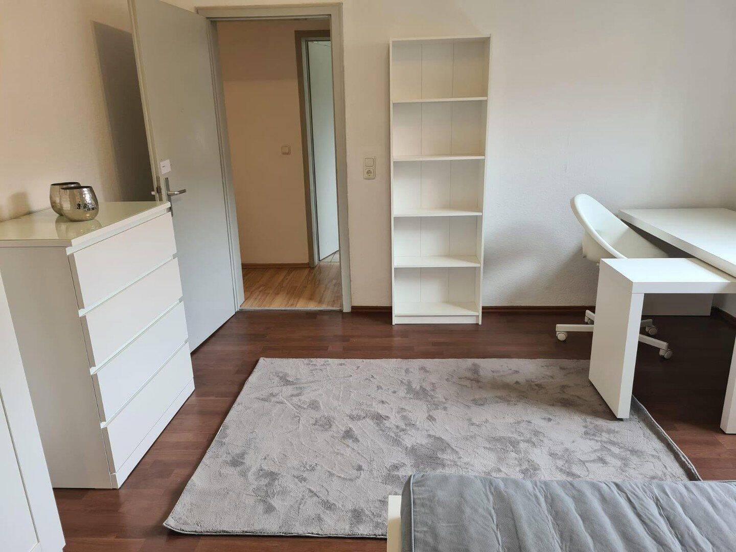 Vollmöbliertes WG-Zimmer (für w) einer 3er WG in zentraler Lage Hofs – 450€ Warmmiete (keine NK), 95030 Hof (Epplas Innenstadt Osseck Unterkotzau Wölbattendorf)